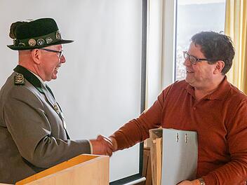 Ehrenschützenmeister Hans-Peter Gäbelein (links) übergab an Stadtarchivar Erich Olbrich alle Originalakten, die ihm für die 3. Auflage der Gildechronik als Grundlage dienten. Sie sollen im Stadtarchiv Kulmbach sicher aufbewahrt werden. Foto: Privat
