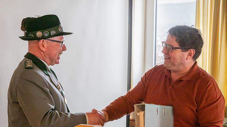 Ehrenschützenmeister Hans-Peter Gäbelein (links) übergab an Stadtarchivar Erich Olbrich alle Originalakten, die ihm für die 3. Auflage der Gildechronik als Grundlage dienten. Sie sollen im Stadtarchiv Kulmbach sicher aufbewahrt werden. Foto: Privat