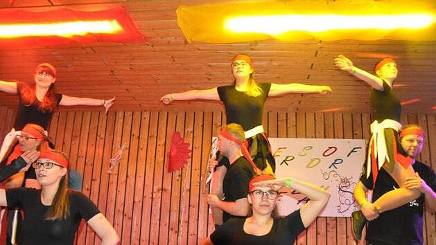 Die Showtanzgruppe trat beim Sch&uuml;tzenfasching mit einem Piratentanz auf. Fotos: Simon Albrecht