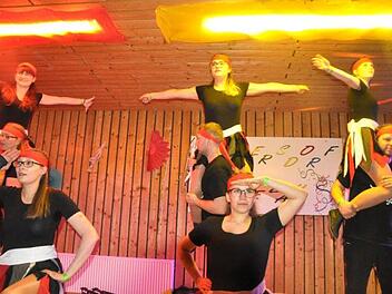 Die Showtanzgruppe trat beim Schützenfasching mit einem Piratentanz auf. Fotos: Simon Albrecht