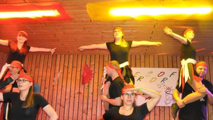 Die Showtanzgruppe trat beim Schützenfasching mit einem Piratentanz auf. Fotos: Simon Albrecht