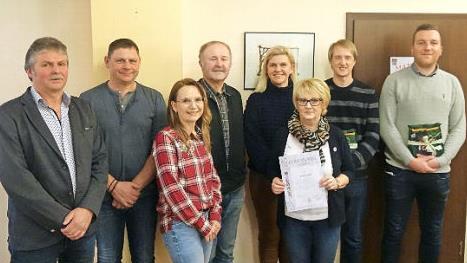 Vorsitzender Ottmar Löffler, 2. Vorsitzender Stefan Reif, Schriftführerin Isabel Pfadenhauer, Kreisvorsitzender Fritz Pohl und Bürgermeisterin Susanne Grebner gratulierten Susanne Prell zu ihrer Ehrung und den beiden neuen Obstbaumpflegern Stefan Löffler und Christian Kraus (von links) zur bestandenen Prüfung.  Foto: kl
