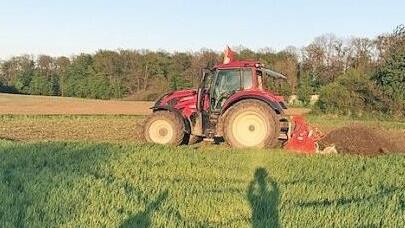 Biolandwirt Markus Lenhart wirbelt ordentlich Staub auf beim Fr&auml;sen des Gem&uuml;se-Dreiecks am Autobahnzubringer Ha&szlig;furt/Theres. Der Bauer stellt seine Fl&auml;che f&uuml;r den regionalen Anbau bereit.  Foto: Oliver Kunkel