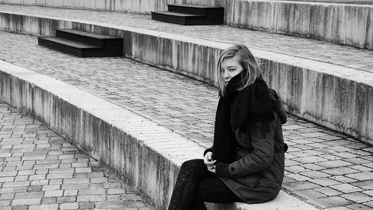 Unfreiwillig Single zu sein kann einen sehr negativ stimmen. Hier kommen unsere Tipps, um endlich eine glückliche Beziehung zu führen.   Bild: woman-2186362_1920
