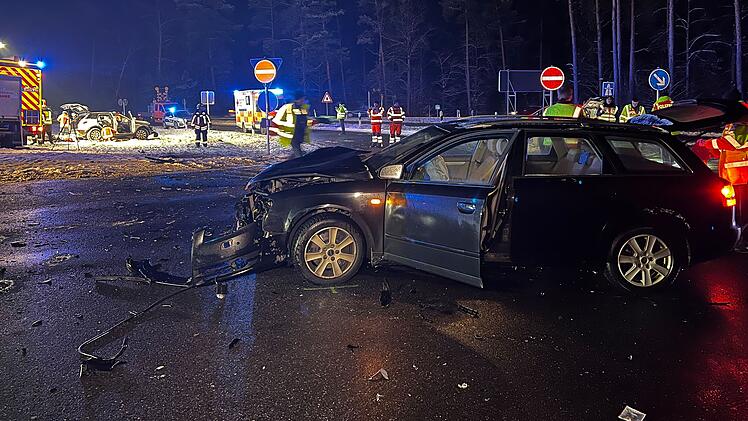B2 bei Heroldsberg: zwei Schwerverletzte bei Unfall