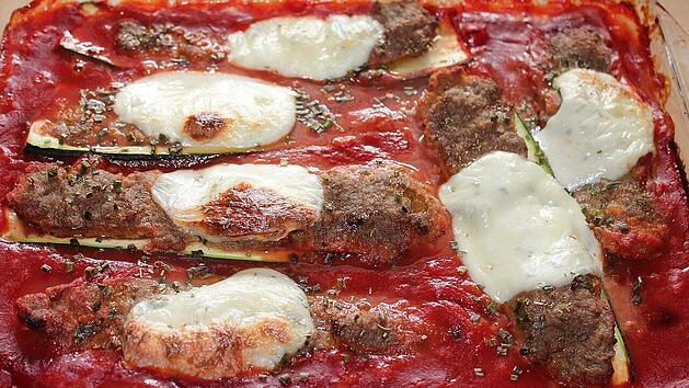 Gef&uuml;llte Zucchini mit Hackfleisch in Tomatenso&szlig;e - so lecker!