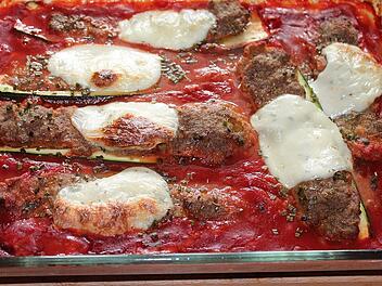 Gef&uuml;llte Zucchini mit Hackfleisch in Tomatenso&szlig;e - so lecker!