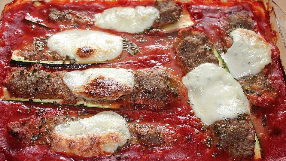 Gefüllte Zucchini mit Hackfleisch in Tomatensoße - so lecker! Gefüllte Zucchini mit Hackfleisch in Tomatensoße - so lecker!