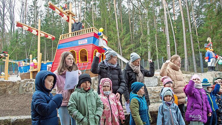 Die Kinder aus dem &bdquo;Kindernest&ldquo; hatten eigens ein Lied zur Schiffstaufe einstudiert. Im Hintergrund Klinikleiter Gotthard Lehner auf dem &bdquo;Kindernest-Kutter&ldquo;.