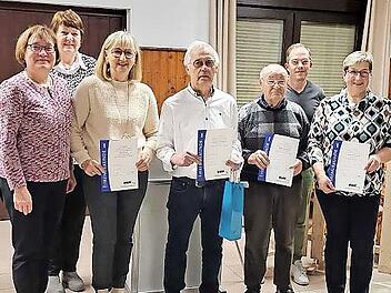 VdK-Kreisvorsitzende Susanne Daum (links) mit Kassierin Heidrun Hirth, Gisela Fehn, Cornelius Gr&uuml;nbeck, Bernward M&uuml;ller, Schriftf&uuml;hrer Markus Vetter und Frauenbeauftragter Andrea Gr&uuml;nbeck (v.l.). Sie wurden f&uuml;r 15, 25 beziehungsweise 40 Jahre Mitg...