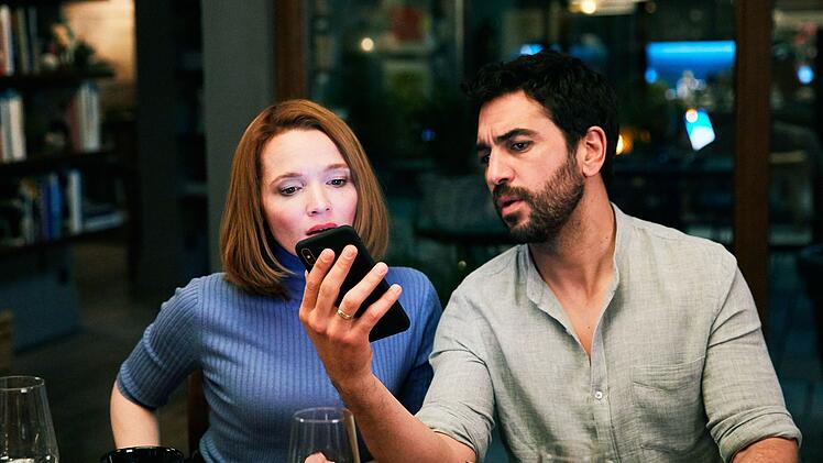 Der Hausmann und die Businesslady: Mit Spannung verfolgen Leo (Elyas M'Barek) und Carlotta (Karoline Herfurth) die ersten eingehenden Nachrichten.