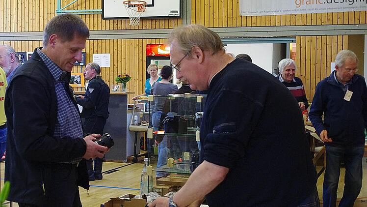 Besucher wurden bei der Steinberger Fotobörse gut beraten.  Foto: Heike Schülein