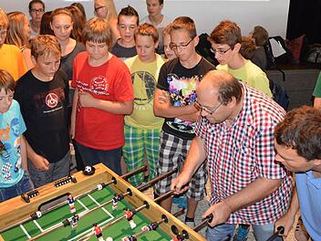 Fredi Engelbrecht (kariertes Hemd) und Nicolas Einbecker sicherten sich als Team "Brasilien" den Titel bei der ersten "Kicker-WM" am Friedrich-Rückert-Gymnasium in Ebern.  Foto: Rudolf Hein