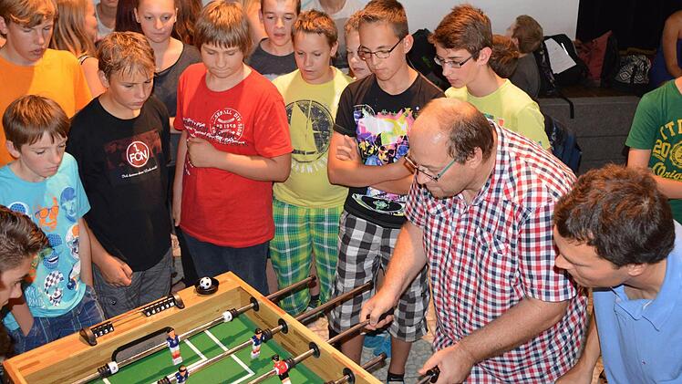 Fredi Engelbrecht (kariertes Hemd) und Nicolas Einbecker sicherten sich als Team "Brasilien" den Titel bei der ersten "Kicker-WM" am Friedrich-Rückert-Gymnasium in Ebern.  Foto: Rudolf Hein