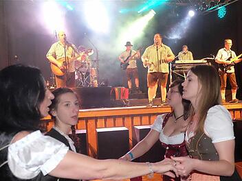 Eine Freundinnengruppe genießt das Trachtenambiente (von links): Manuela, Anja, Uschi und Petra. Foto: Gerd Schaar