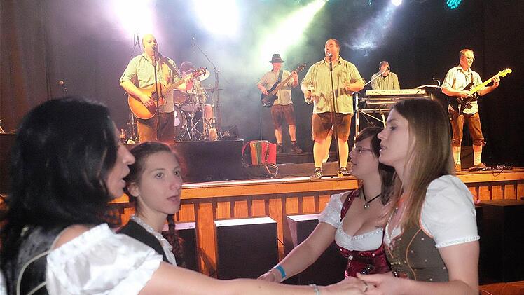 Eine Freundinnengruppe genießt das Trachtenambiente (von links): Manuela, Anja, Uschi und Petra. Foto: Gerd Schaar