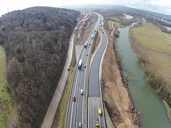 Die A 73 hat bei Unteroberndorf eine Kurve mehr. Der Verkehr rollt noch über die Fahrbahn Richtung Zapfendorf. Ab Ende März wird eine zweite Unterführung rechts neben der bestehenden gebaut.  Foto: Ferdinand Merzbach