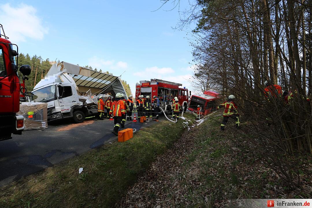 Lkw kracht gegen Schulbus