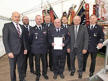 Walter Amon mit den Feuerwehrführungskräften, Kommandant Robert Körber, Vorsitzenden Christian Grieb, Bürgermeister Claus Schwarzmann und Landratsvize Otto Siebenhaar.  Foto: Mathias Erlwein
