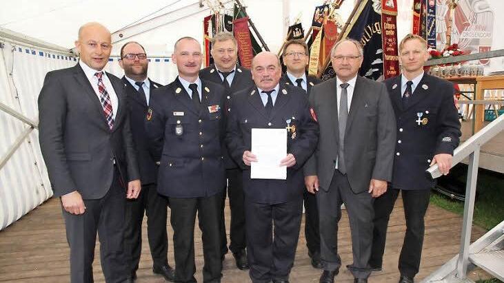 Walter Amon mit den Feuerwehrführungskräften, Kommandant Robert Körber, Vorsitzenden Christian Grieb, Bürgermeister Claus Schwarzmann und Landratsvize Otto Siebenhaar.  Foto: Mathias Erlwein