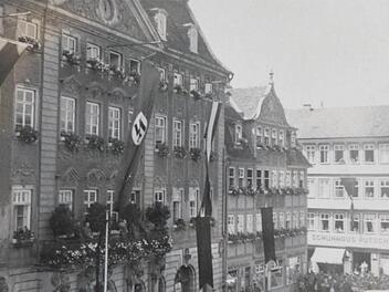 Hakenkreuzflagge am Coburger Rathaus. Anlass war hier die offizielle Trauerfeier zum Tod von Staatspräsident Hindenburg 1934.Foto: CT-Archiv