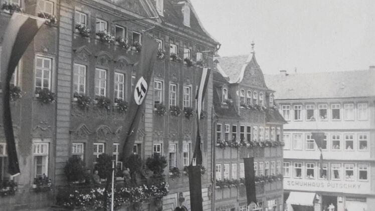 Hakenkreuzflagge am Coburger Rathaus. Anlass war hier die offizielle Trauerfeier zum Tod von Staatspräsident Hindenburg 1934.Foto: CT-Archiv