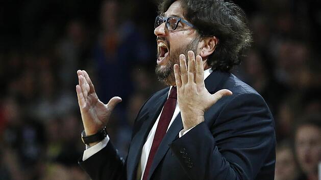 Andrea Trinchieri regte sich vor allem in der ersten Halbzeit &uuml;ber die schwache Vorstellung seiner Mannschaft auf. Foto: Daniel L&ouml;b
