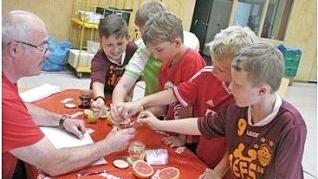 Die Sch&uuml;ler konnten unter anderem den S&auml;uregehalt von Zitrusfr&uuml;chten erschmecken. Foto: privat
