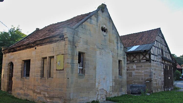 Derzeit stellt sich die ehemalige Synagoge in Gleusdorf (links) mit der Scheune (rechts) so dar. Die Gemeinde wird investieren, um diese wieder herzurichten. Ein didaktisches Nutzungskonzept wird nun erstellt. Foto: Helmut Will