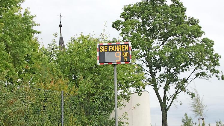 Eine besondere Form der "Verkehrszählung" nimmt die Stadt Ebern derzeit vor. An der "viel befahrenen" Strecke zwischen dem Heubacher Siedlungsgebiet "Gartenäcker" und dem Friedhof, einer Parallelführung zur B279, wird aktuell die Geschwindigkeit gemessen. Oder doch nur die Zahl der Fahrzeuge, die diese Anlieger-Straße nutzen, weil rasen kann dort ob des Zustands des Weges keiner ?Foto: Ralf Kestel