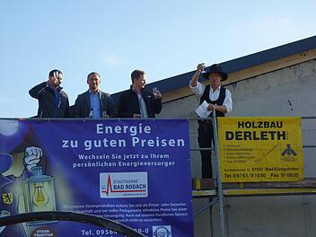 Zum Richtspruch auf das Baugerüst (von links): Christian Mielsch, Clemens Koropecki, Tobias Ehrlicher, Anton Schneider. Foto: Lothar Weidner