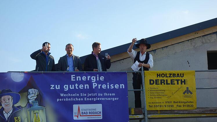 Zum Richtspruch auf das Baugerüst (von links): Christian Mielsch, Clemens Koropecki, Tobias Ehrlicher, Anton Schneider. Foto: Lothar Weidner