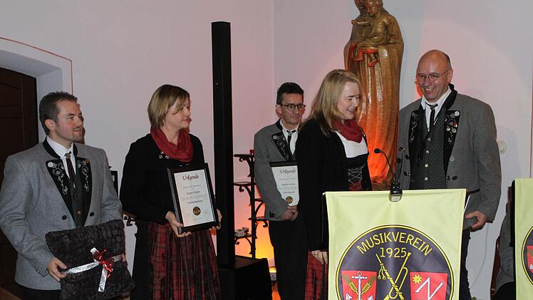 Der langjährige Dirigent Jürgen Fischer (rechts) wurde von Claudia Wellach (2 v.r.) zum Ehrendirigenten ernannt. Mit im Bild (v.l.) der neue Mann an der Spitze des Musikvereins Andreas Thiel, zweite Vorsitzende Ines Hergenröther und Ehrenkassier Martin Fischer. Michael Wunder