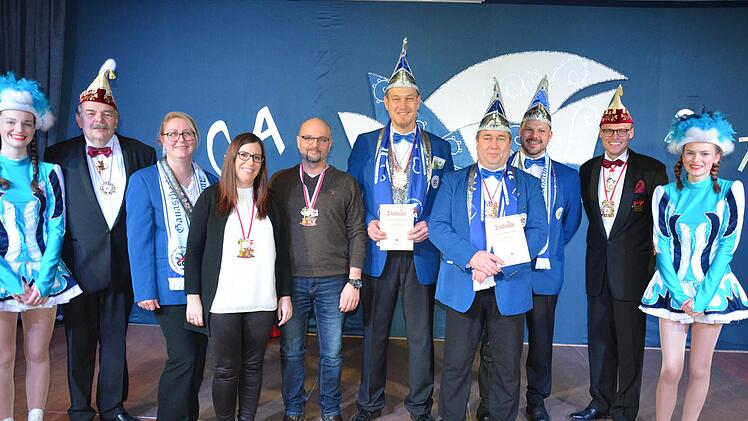 Eingerahmt von zwei Gardemädchen stehen die Geehrten und Verantwortlichen.Foto: Jana Keul