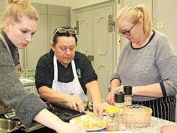 Sophia Treubel, Referentin Monika Gerner und Karin Hümmer (von links) bei der Zubereitung von Blutwursttalern Foto: Gerda Völk