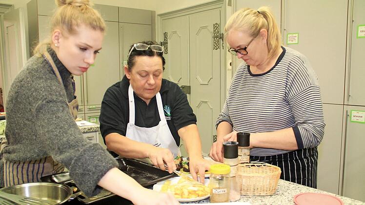 Sophia Treubel, Referentin Monika Gerner und Karin Hümmer (von links) bei der Zubereitung von Blutwursttalern Foto: Gerda Völk
