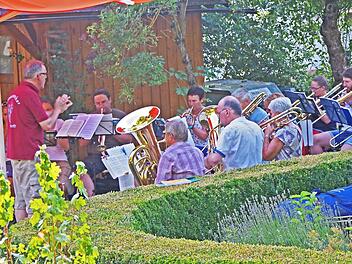 Der Posaunenchor Schmölz spielt unter der Leitung von Karlheinz Krause im Mannsgereuther Kräutergarten. Foto: Werner Knoth