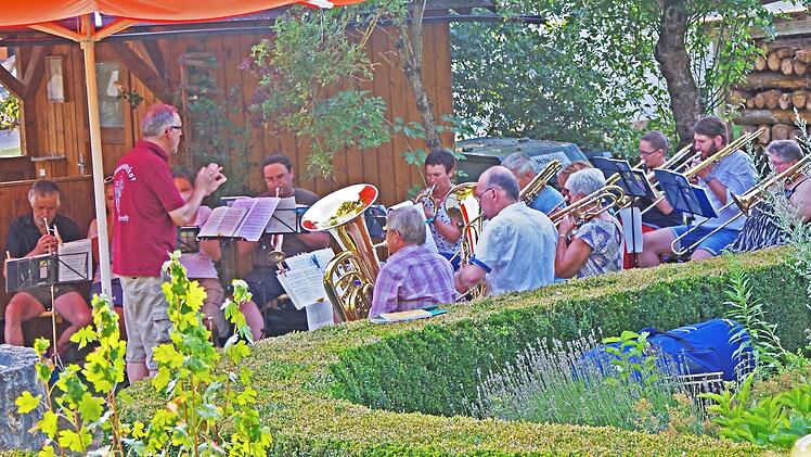 Der Posaunenchor Schmölz spielt unter der Leitung von Karlheinz Krause im Mannsgereuther Kräutergarten. Foto: Werner Knoth