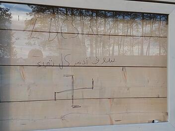 Das gehörte zu den jüngsten "Aktionen" in Zapfendorf: Schmierereien an der Infotafel beim Waldkindergarten. Foto: Johannes Michel