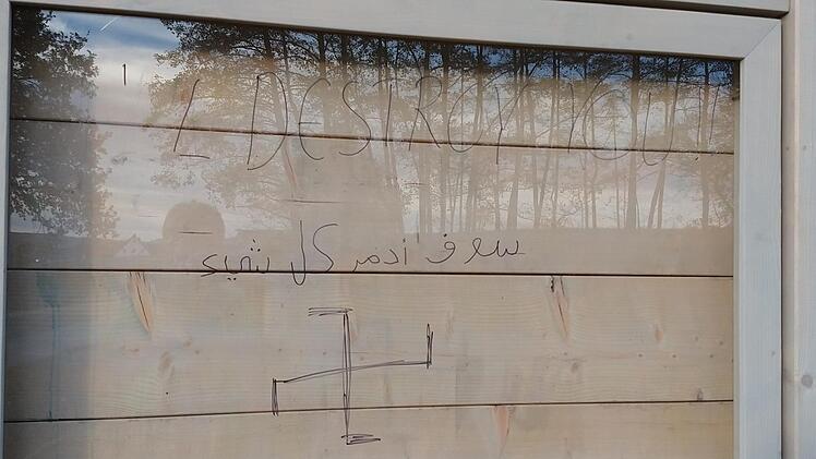 Das gehörte zu den jüngsten "Aktionen" in Zapfendorf: Schmierereien an der Infotafel beim Waldkindergarten. Foto: Johannes Michel