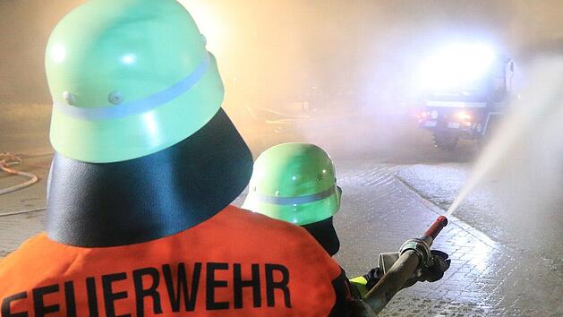 Grossbrand einer Hackschnitzelanlage - Flammen schlagen meterhoch in den Nachthimmel