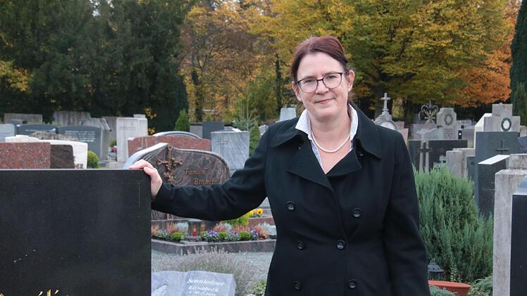 Vor Tod und Trauer schreckt Trauerrednerin Alexandra Kreller nicht zurück. Foto: Mirjam Stumpf