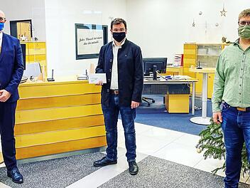 Im Bild von links: Frank Wicklein von der Geschäftsstelle der VR-Bank Oberfranken Mitte in Steinbach am Wald sowie Uwe Thoma und Florian Beetz von den Wickendorfer Musikanten. Foto: pr