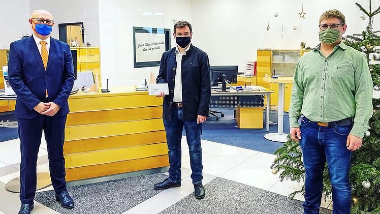 Im Bild von links: Frank Wicklein von der Geschäftsstelle der VR-Bank Oberfranken Mitte in Steinbach am Wald sowie Uwe Thoma und Florian Beetz von den Wickendorfer Musikanten. Foto: pr