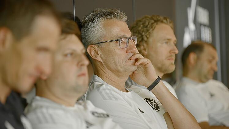 Neben aktiven Schiedsrichtern ist in den neuen "Unparteiisch"-Folgen unter anderem auch Ex-Bundesliga-Schiri Knut Kirchner (Mitte) zu sehen. Seit Sommer 2024 ist er Sportlicher Leiter der Deutschen Elite-Schiedsrichter.