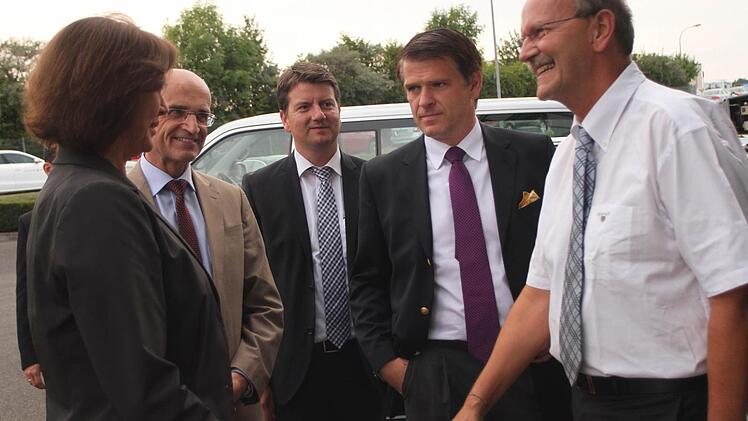 Geschäftsführer Norbert Sorg (rechts) freute sich über so hohen Besuch im Autohaus Gelder &Sorg; von links Wirtschaftsministerin Ilse Aigner, Landrat Wilhelm Schneider, sowie die Landtagsabgeordneten Sandro Kirchner und Steffen Vogel.
