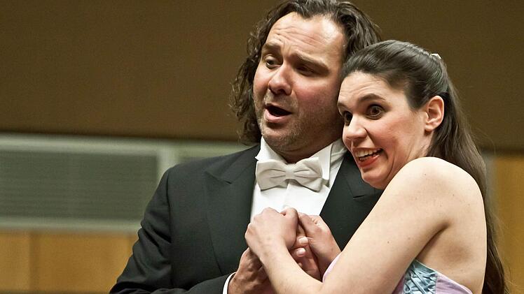 Impressionen vom Neujahrskonzert des "Musizierkreises Neustadt": Andrea Chudak und Fabian Martino.Andrea Chudak und Fabian Martino.Foto: Jochen Berger