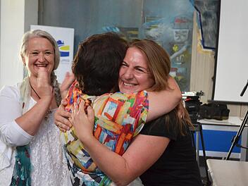 Angela Büchner, Heidi Rädlein und Simone Wohnig jubeln, als sie das Endergebnis zum Bürgerentscheid erfahren. Fotos: Rainer Lutz
