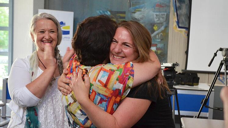 Angela Büchner, Heidi Rädlein und Simone Wohnig jubeln, als sie das Endergebnis zum Bürgerentscheid erfahren. Fotos: Rainer Lutz
