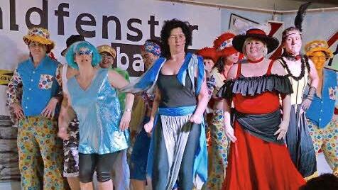 Die Ladykracher tanzen schon seit 25 Jahren bei den Waldfensterer Büttenabenden mit. . Foto: Kathrin Kupka-Hahn